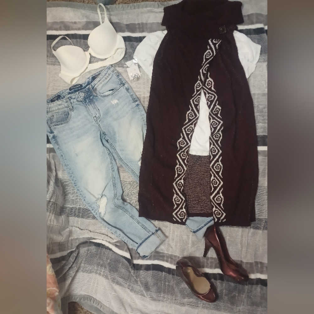 Vigoss VS Burgandy Heels Sweater Size Medium bundle